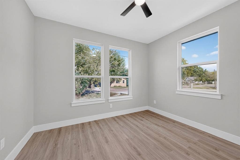 1309 N BRECKENRIDGE Street, Ennis, TX 75119