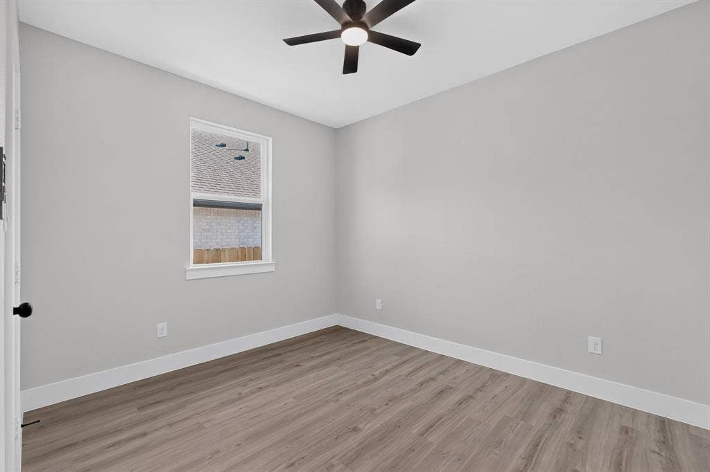 1309 N BRECKENRIDGE Street, Ennis, TX 75119