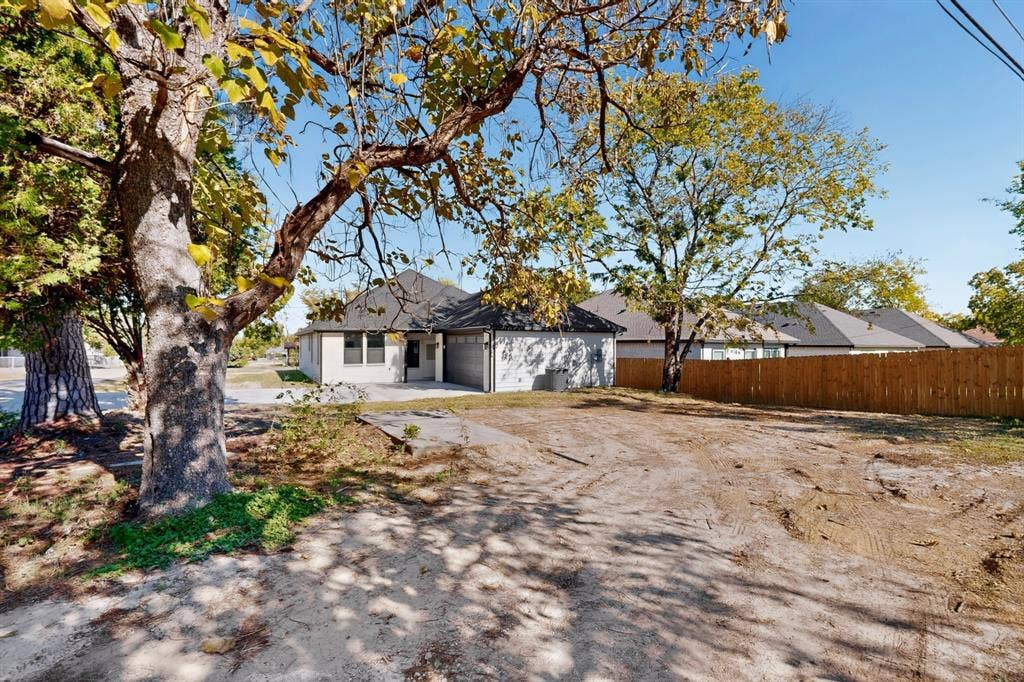 1309 N BRECKENRIDGE Street, Ennis, TX 75119