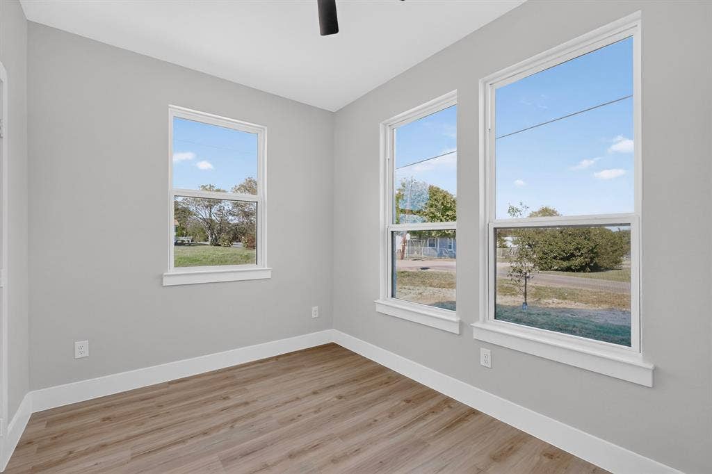 1309 N BRECKENRIDGE Street, Ennis, TX 75119