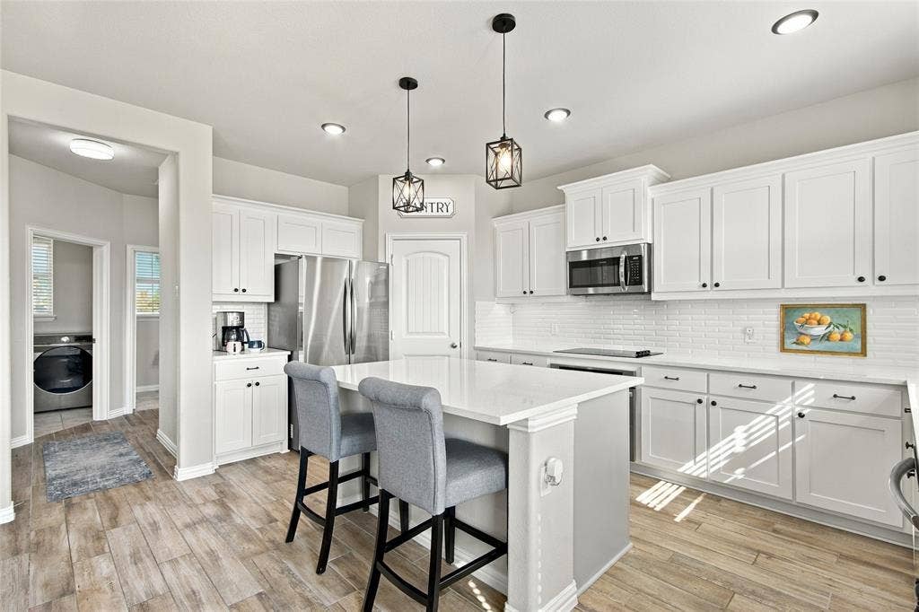 1138 CR 138 Road, Oak Ridge, TX 75161 Bright, open kitchen with quartz and stainless steel appliances