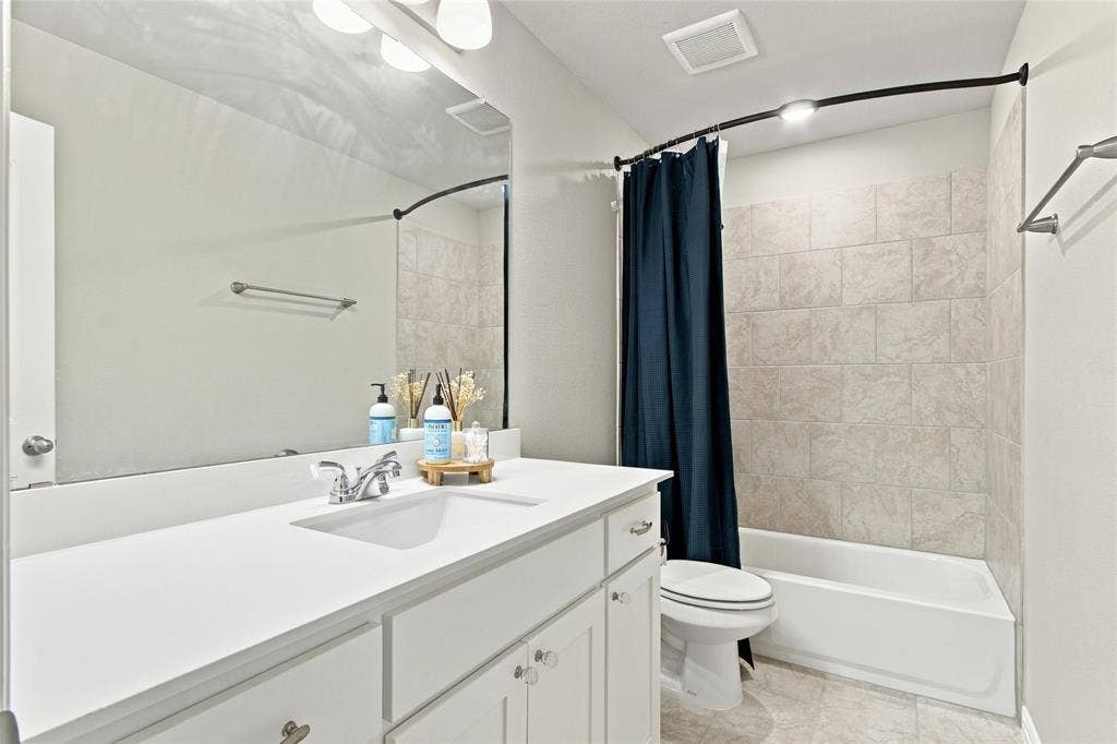 1138 CR 138 Road, Oak Ridge, TX 75161 Another large guest bath