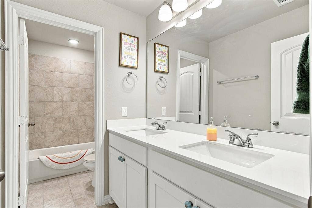 1138 CR 138 Road, Oak Ridge, TX 75161 Big guest bath