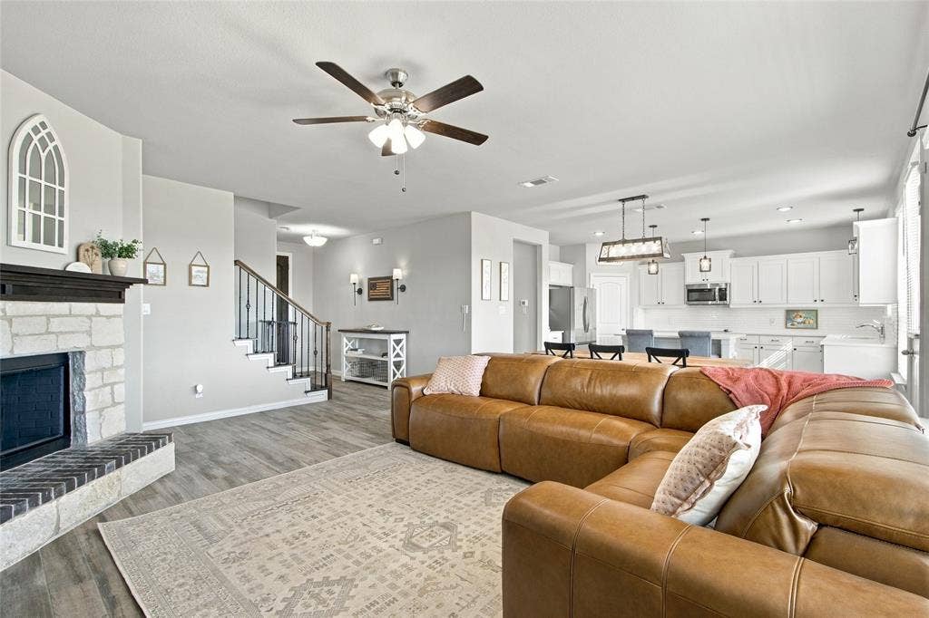 1138 CR 138 Road, Oak Ridge, TX 75161 Tons of room, even for your largest furniture!