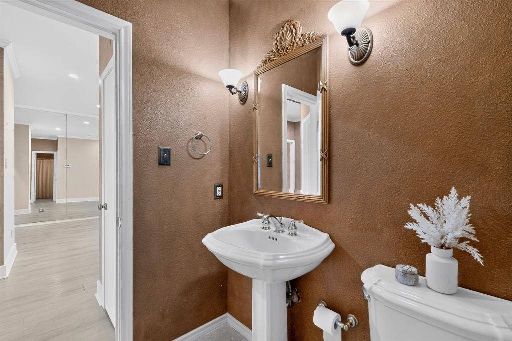 Peeps of mediterranean decor makes another appearance in the main bathroom that sits adjacent to the open living area.