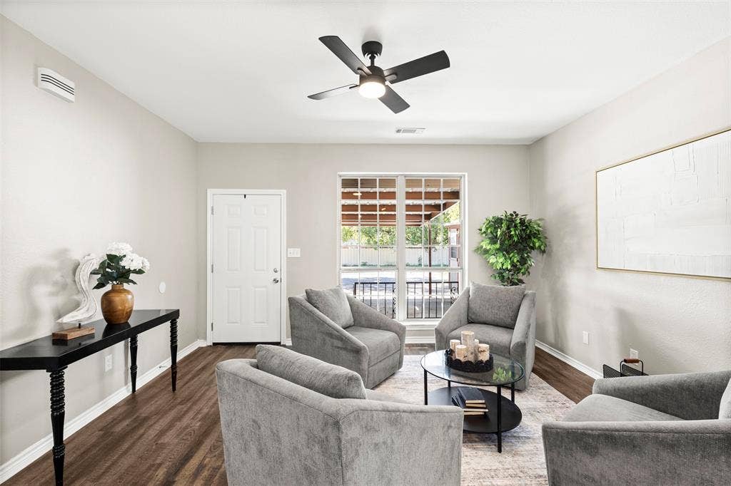 810 S Sherman Street, Ennis, TX 75119 810 S Sherman Street, Ennis, TX 75119