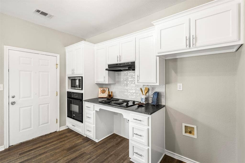810 S Sherman Street, Ennis, TX 75119 Roll-under access to stove top