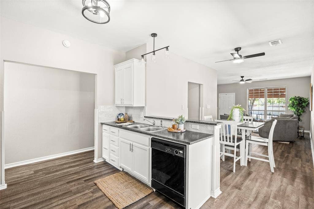 810 S Sherman Street, Ennis, TX 75119 810 S Sherman Street, Ennis, TX 75119