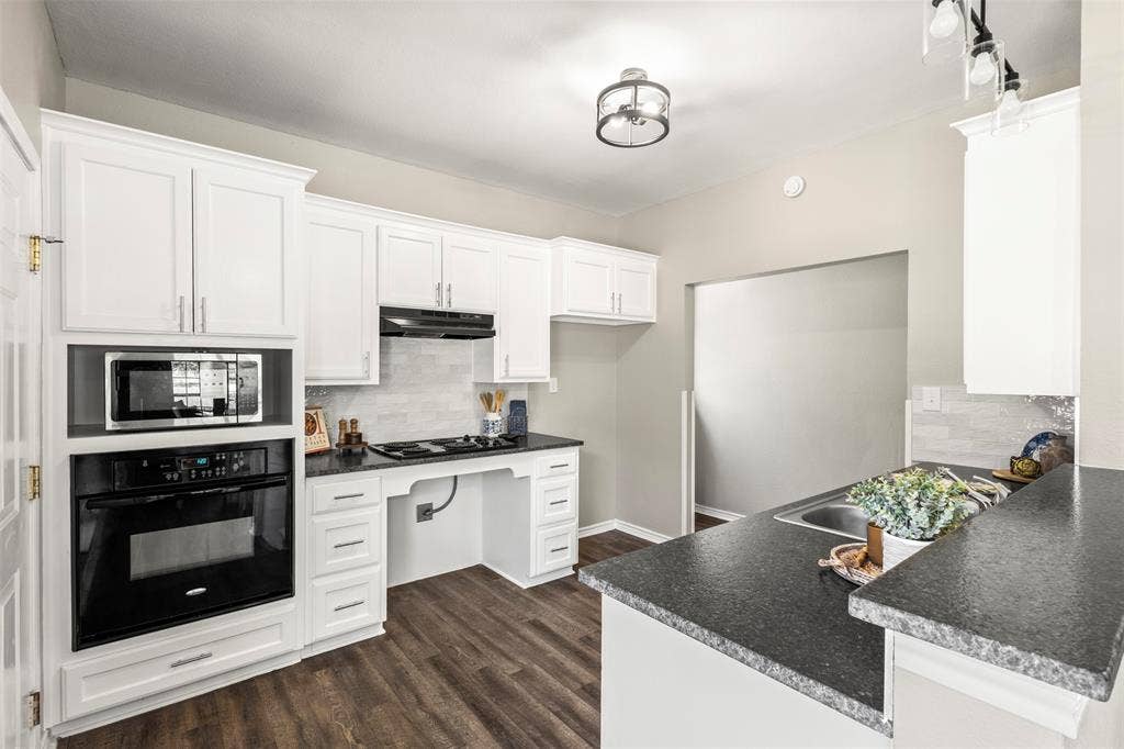 810 S Sherman Street, Ennis, TX 75119 Roll-under access to stove top