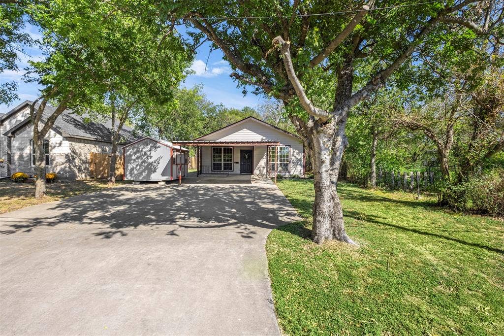 810 S Sherman Street, Ennis, TX 75119 810 S Sherman Street, Ennis, TX 75119