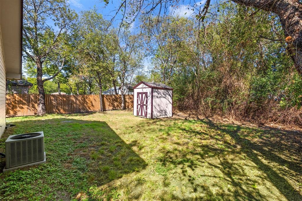810 S Sherman Street, Ennis, TX 75119 810 S Sherman Street, Ennis, TX 75119