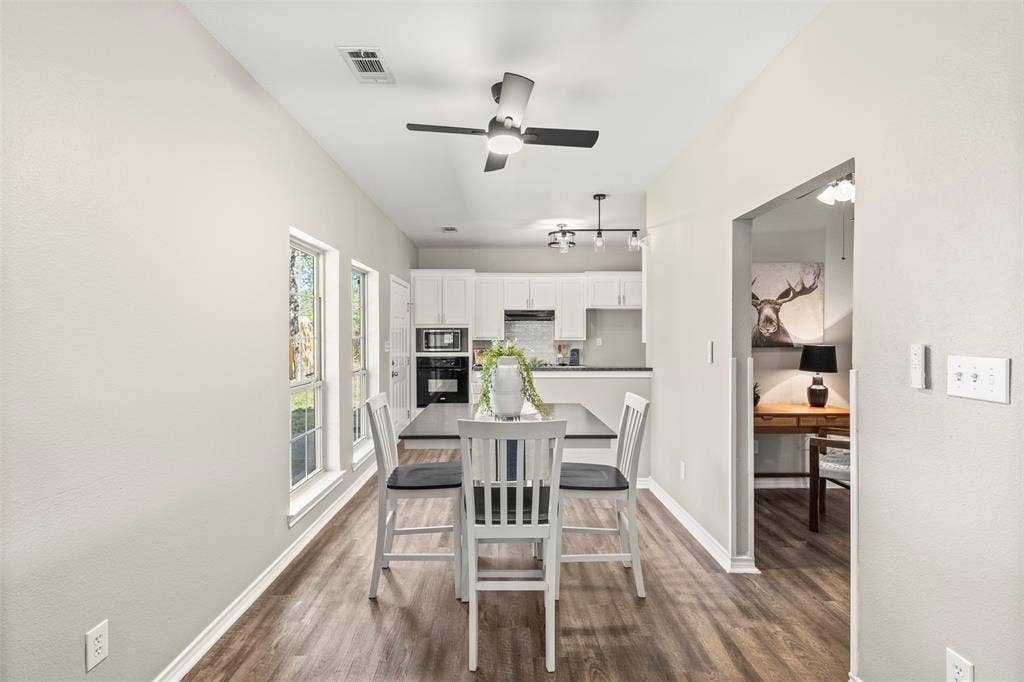 810 S Sherman Street, Ennis, TX 75119 810 S Sherman Street, Ennis, TX 75119