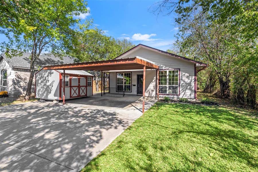 Property photo for 810 S Sherman Street, Ennis, TX