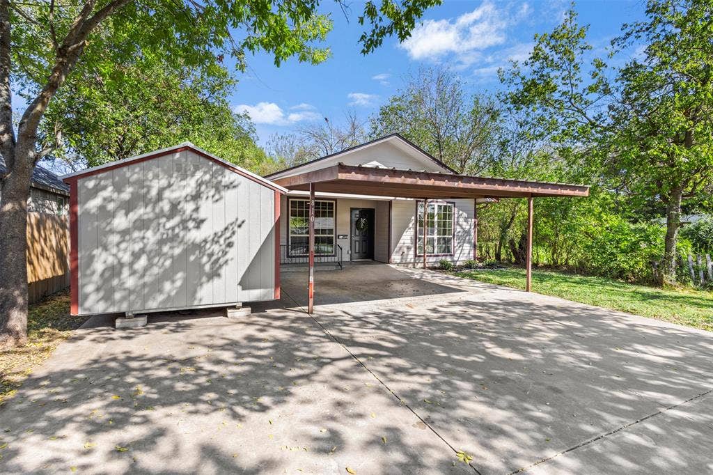 810 S Sherman Street, Ennis, TX 75119 810 S Sherman Street, Ennis, TX 75119