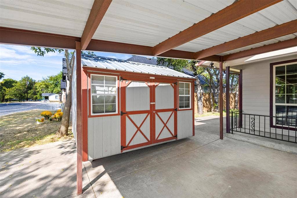 810 S Sherman Street, Ennis, TX 75119 has electricity