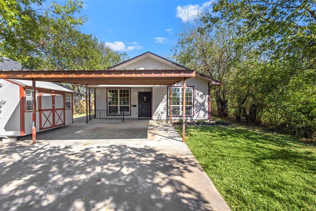 810 S Sherman Street, Ennis, TX 75119 810 S Sherman Street, Ennis, TX 75119