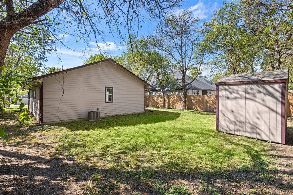 810 S Sherman Street, Ennis, TX 75119 810 S Sherman Street, Ennis, TX 75119