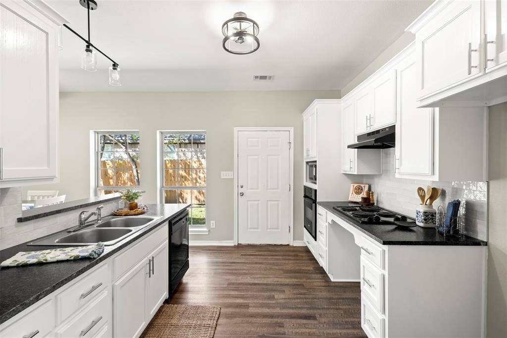 810 S Sherman Street, Ennis, TX 75119 810 S Sherman Street, Ennis, TX 75119
