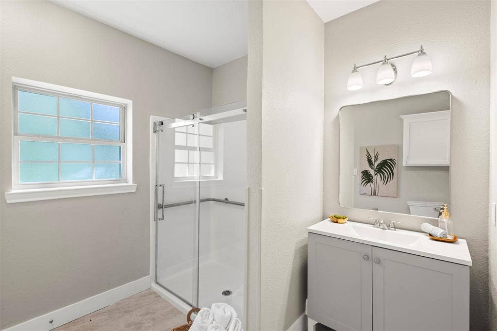 810 S Sherman Street, Ennis, TX 75119 810 S Sherman Street, Ennis, TX 75119