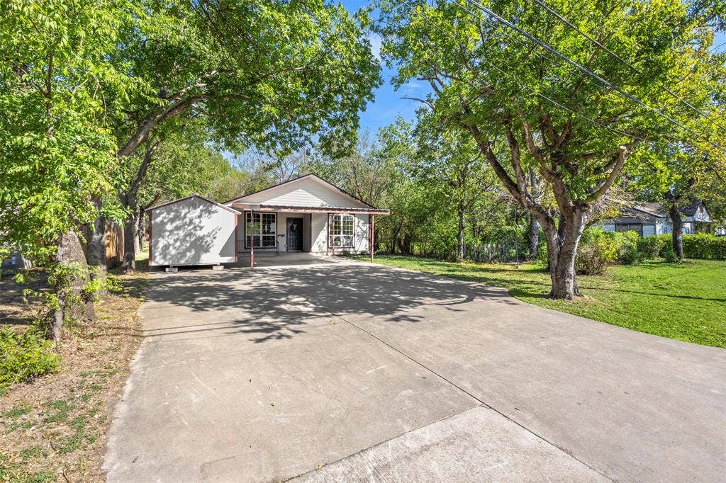810 S Sherman Street, Ennis, TX 75119 810 S Sherman Street, Ennis, TX 75119