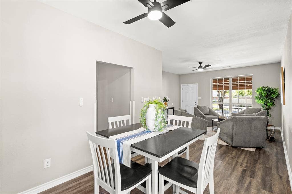 810 S Sherman Street, Ennis, TX 75119 810 S Sherman Street, Ennis, TX 75119