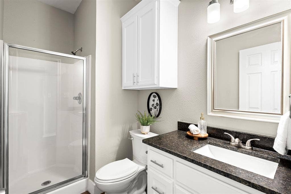 810 S Sherman Street, Ennis, TX 75119 810 S Sherman Street, Ennis, TX 75119