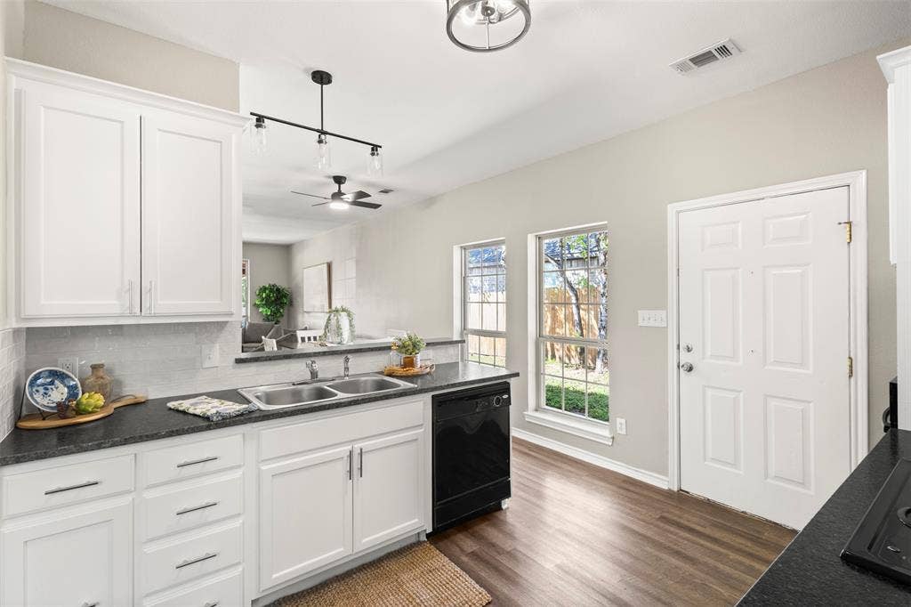810 S Sherman Street, Ennis, TX 75119 810 S Sherman Street, Ennis, TX 75119