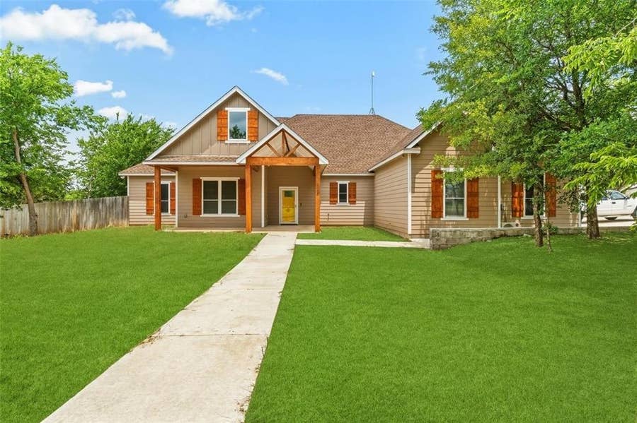 Property photo for 1754 Riverview Drive, Cleburne, TX