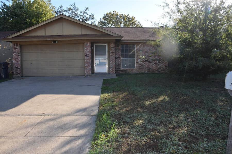 Property photo for 5805 Willow Valley Drive, Arlington, TX