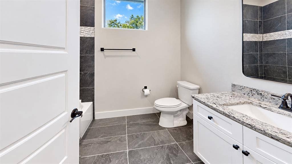 410 Virgo Court, Granbury, TX 76049 upstairs full bath