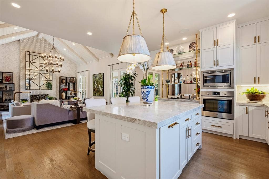3716 N Versailles Avenue, Dallas, TX 75209