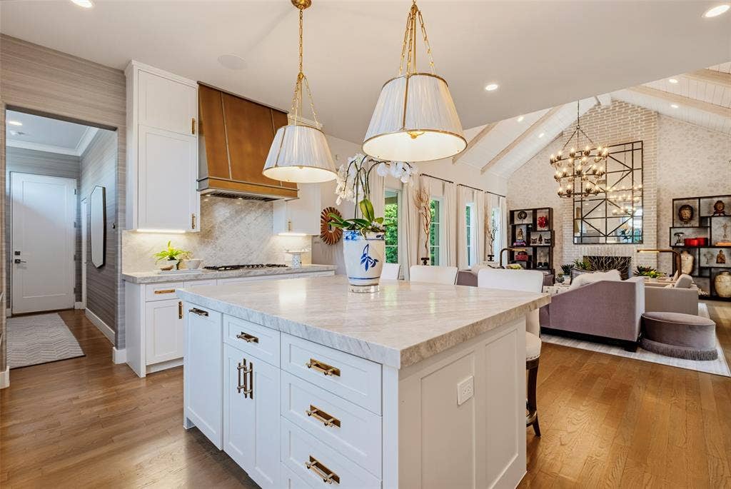 3716 N Versailles Avenue, Dallas, TX 75209