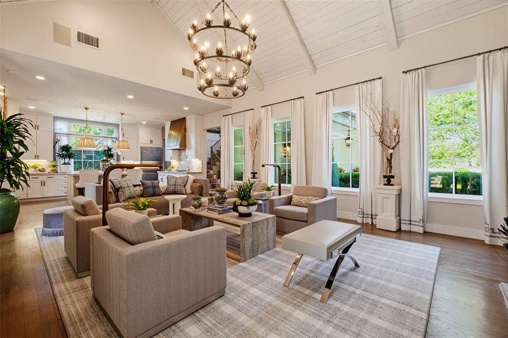 3716 N Versailles Avenue, Dallas, TX 75209