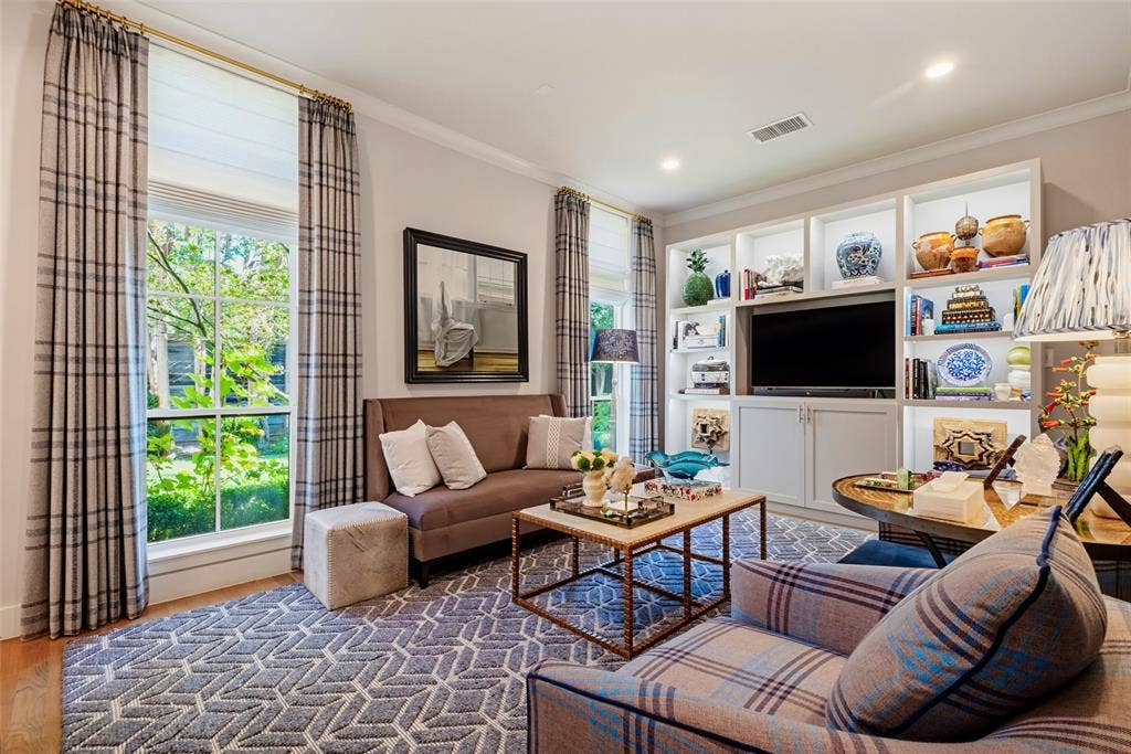 3716 N Versailles Avenue, Dallas, TX 75209