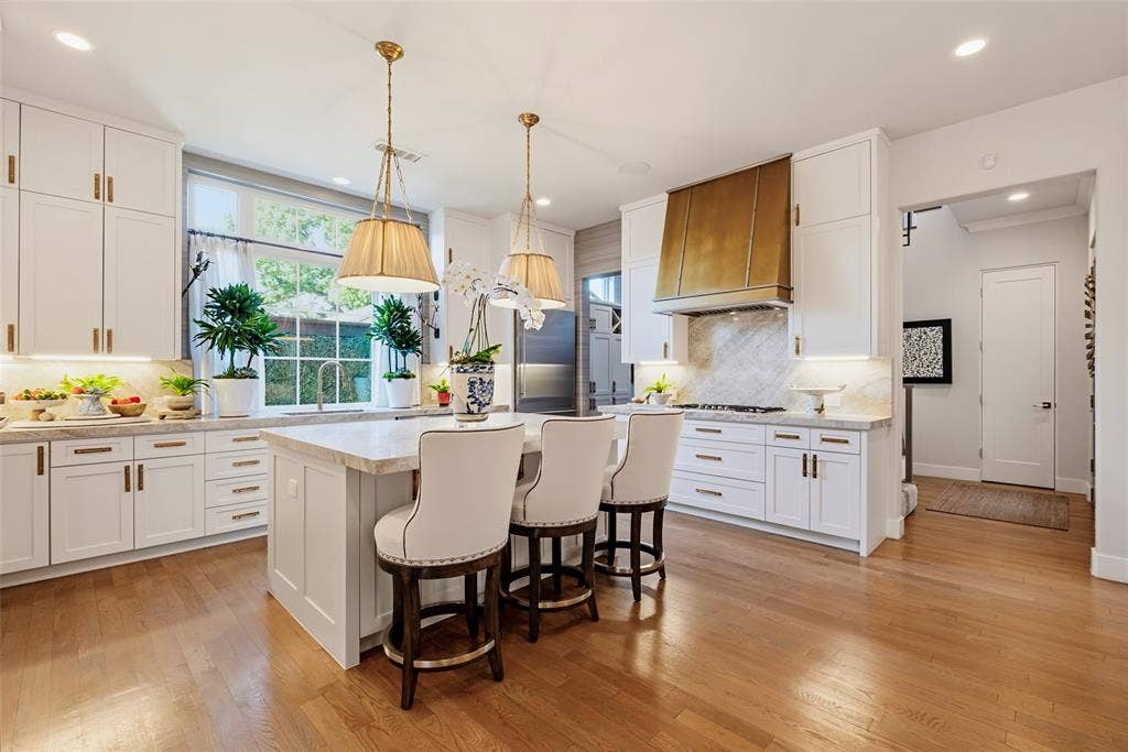 3716 N Versailles Avenue, Dallas, TX 75209