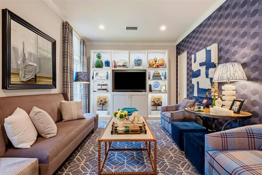 3716 N Versailles Avenue, Dallas, TX 75209