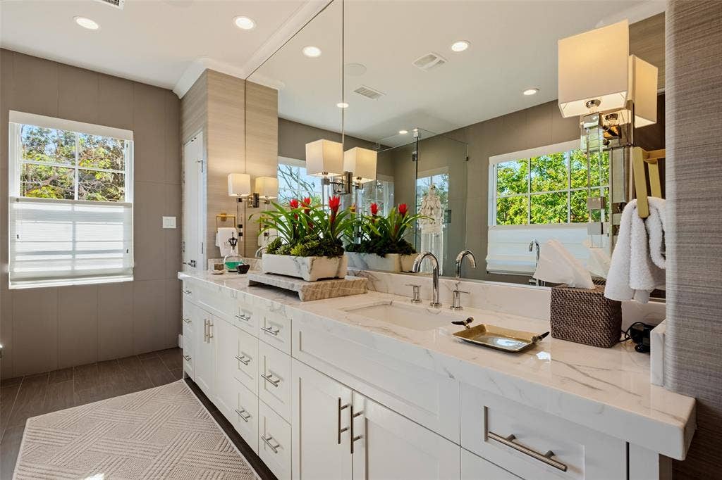 3716 N Versailles Avenue, Dallas, TX 75209