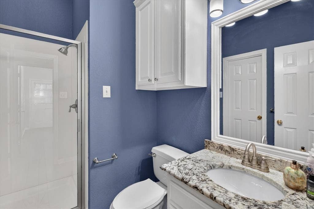 126 Allencrest Lane, Coppell, TX 75019 en suite to down guest room