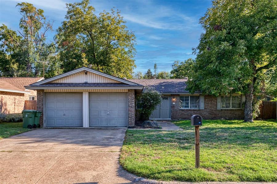 Property photo for 3205 Lynnwood Drive, Arlington, TX