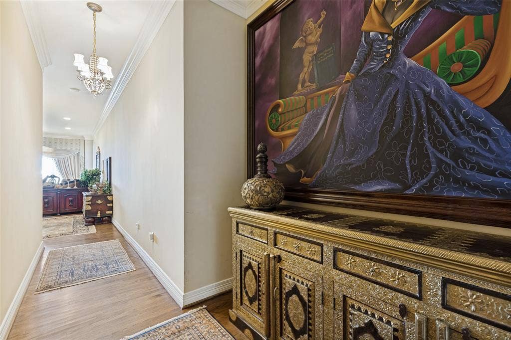 2828 Hood Street, #508, Dallas, TX 75219 Inviting entry welcomes you in