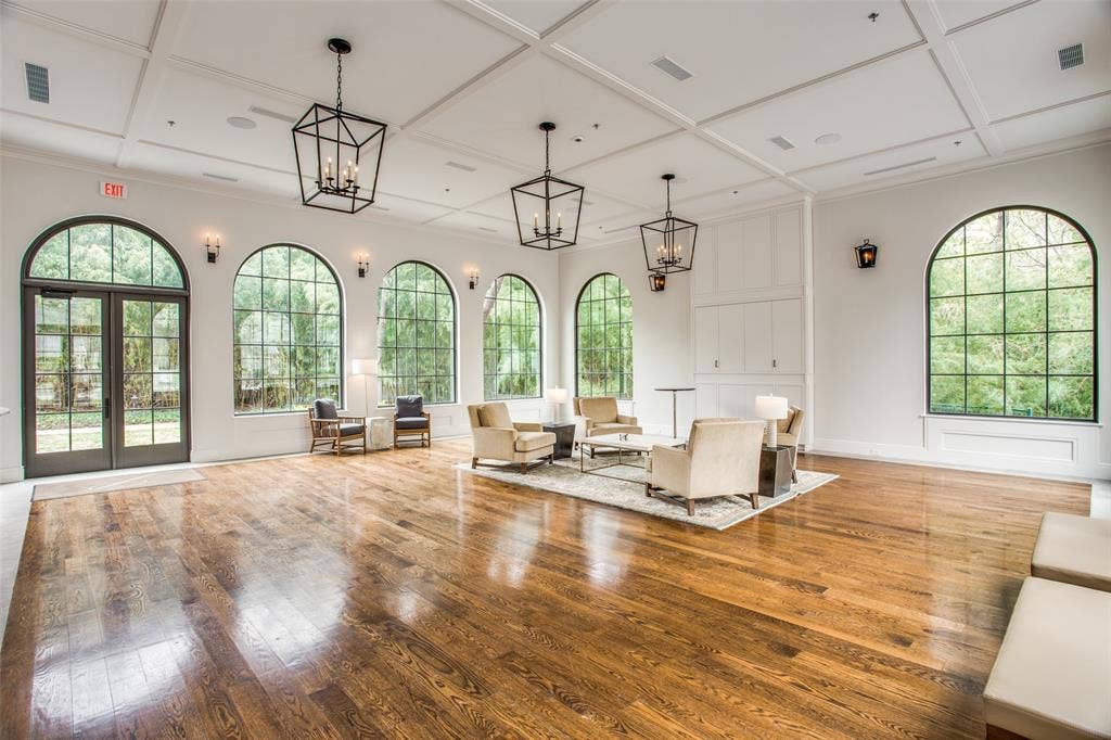 2828 Hood Street, #508, Dallas, TX 75219 Luxurious conservatory available for receptions and dinners with a full kitchen. When not reserved, it serves as a large living room and refreshment area.