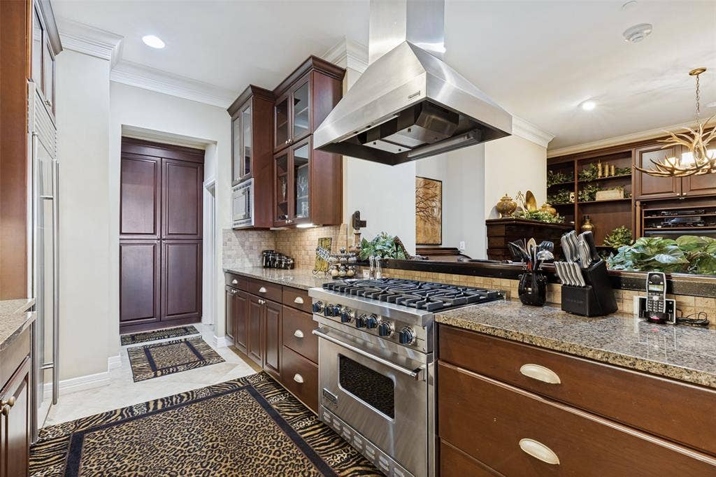 2828 Hood Street, #508, Dallas, TX 75219 Stainless Steel Viking 6 burner gas range with stainless steel vent a hood