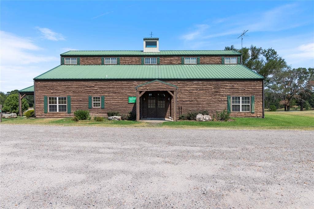 6,000-square-foot clubhouse complete with overnight guest accommodations and an infinity pool.