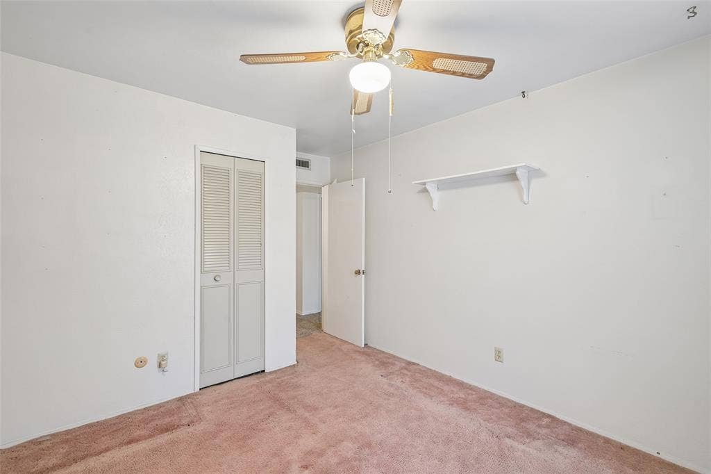 3309 S Edelweiss Drive, Grand Prairie, TX 75052 Ceiling fan and a louvered-door closet.