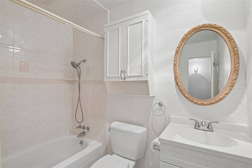 3309 S Edelweiss Drive, Grand Prairie, TX 75052 Hall bath with a tub-and-shower combination.