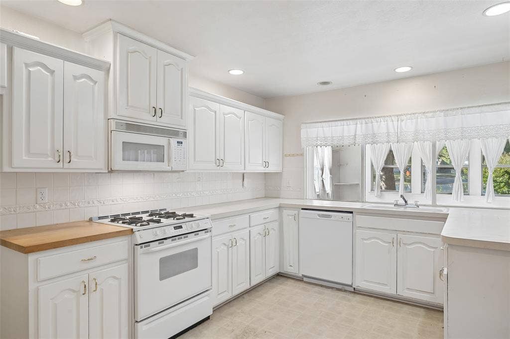 3309 S Edelweiss Drive, Grand Prairie, TX 75052 A 20-foot kitchen with gas cooking and a window over the sink — plenty of room to reimagine.