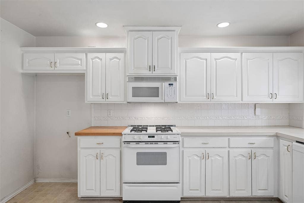 3309 S Edelweiss Drive, Grand Prairie, TX 75052 Gas range, built-in microwave and a full run of cabinets.