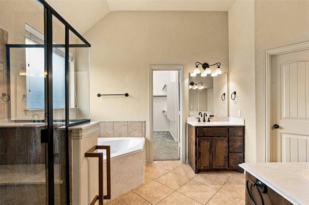 104 Aztec Court, Waxahachie, TX 75165 Ensuite primary bath with separate vanities.