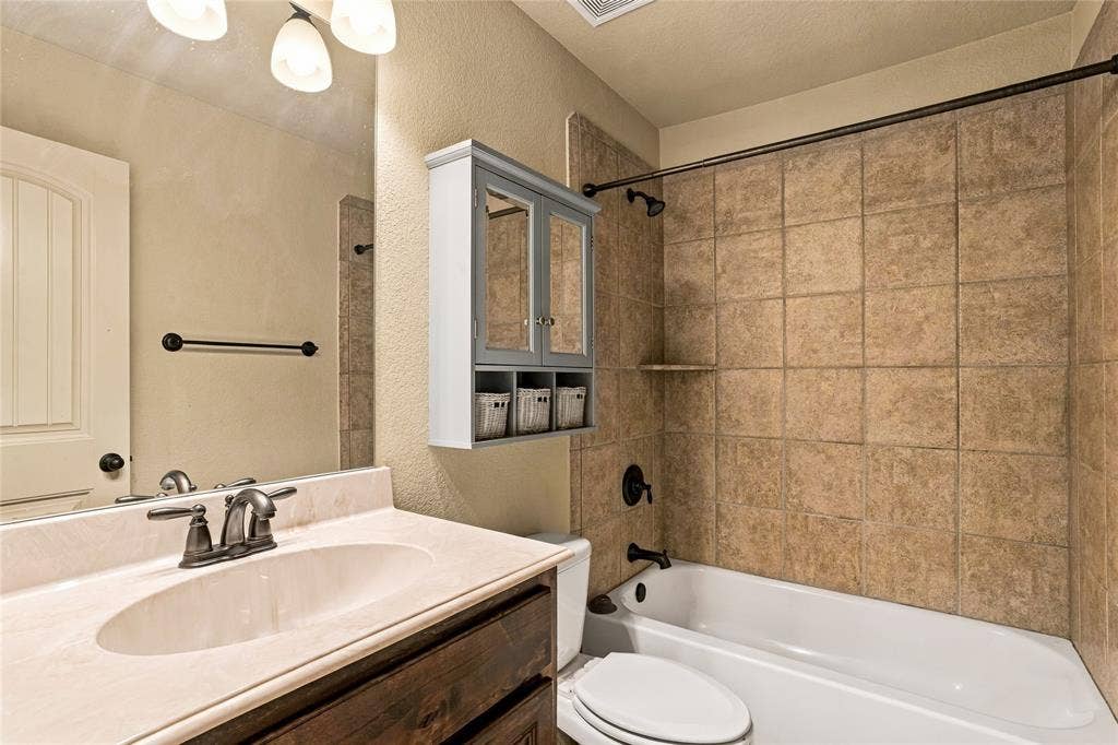 104 Aztec Court, Waxahachie, TX 75165 Second floor full bath.