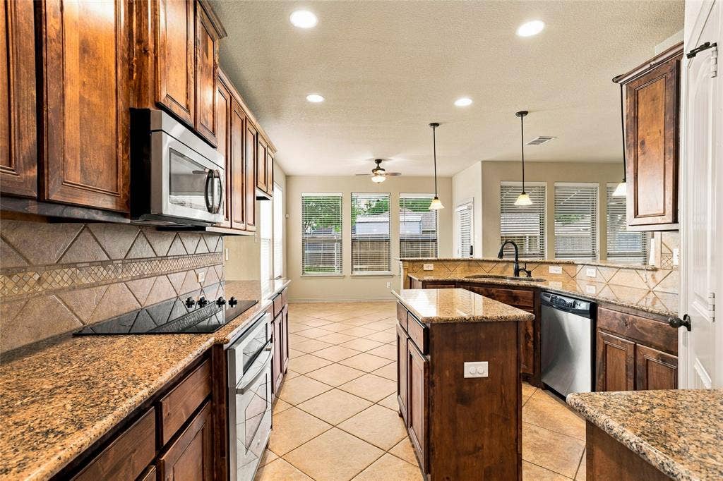 104 Aztec Court, Waxahachie, TX 75165 View to the breakfast area.